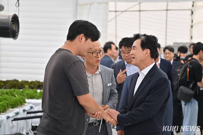 김태흠 충남 지사가 16일 부여군 장암면 스마트팜 단지를 찾아 청년농과 스마트팜 재배환경 등에 대해 대화를 나누고 있다.