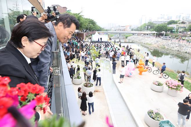 16일 서울 강북구에서 우이천 수변활력거점 개장식이 열렸다. (왼쪽부터) 이순희 강북구청장, 오세훈 서울시장이 우이천 수변거점공간 테라스에서 아래를 내려다보는 모습. 연합뉴스