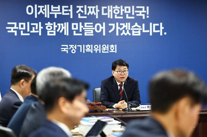 이한주 국정기획위원회 위원장이 16일 서울 종로구 정부서울청사 창성동 별관에서 열린 1차 전체 회의에서 발언하고 있다. 연합뉴스