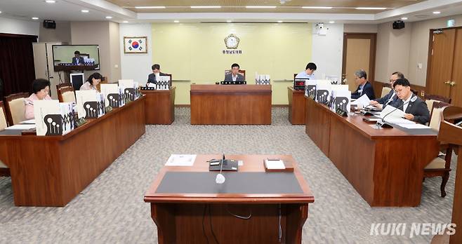 충남도의회 행정문화위원회는 16일 제359회 정례회 제1차 회의에서 감사위원회, 자치경찰위원회, 청년정책관 소관 조례안과 2024 회계연도 결산안을 심사했다.