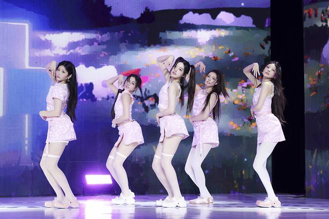 그룹 아일릿이 16일 서울 광장동 예스24 라이브홀에서 열린 미니 3집 ‘밤’ 발매 기념 쇼케이스에서 무대를 펼치고 있다. 빌리프랩 제공