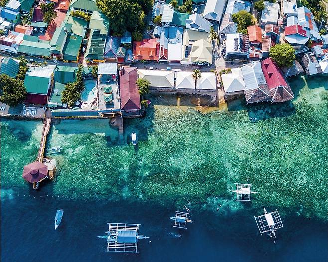 필리핀 세부 해변 전경. 에어부산은 다음 달 25일부터 1년 4개월 만에 부산~세부 노선 운항을 재개한다. 사진은 포스터에 사용된 세부 해변의 드론 촬영 이미지/ 사진=에어부산 제공