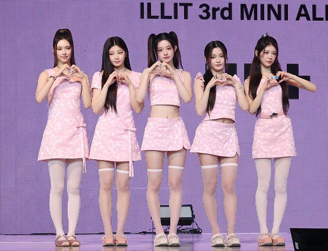 아일릿이 16일 서울 광진구 예스24라이브홀에서 열린 세 번째 미니앨범 '밤'(bomb) 언론 공개회에서 포즈를 취하고 있다. 연합뉴스