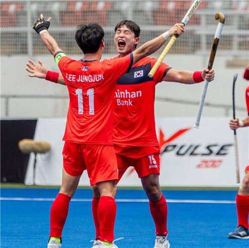선제골을 넣고 기뻐하는 한국 이정준(11번)과 임도현 / 사진=대한하키협회 제공