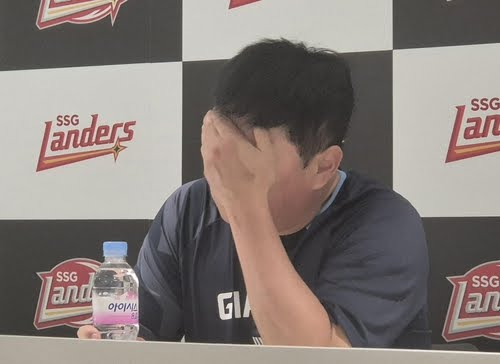 머리 감싸는 김태형 롯데 자이언츠 감독