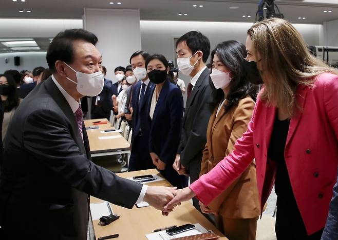 ▲ 2022년 8월17일 외신 기자들과 인사하는 윤석열 대통령. ⓒ 연합뉴스