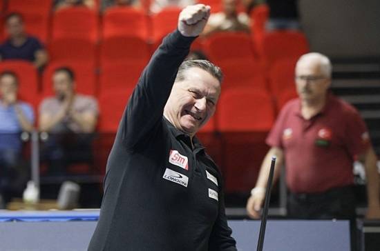 에디 멕스가 앙카라3쿠션월드컵 결승에서 트란퀴옛치엔을 50:40으로 꺾고 개인통산 14번째 3쿠션월드컵 우승 트로피를 들었다. 멕스가 우승을 확정한 후 오른 손을 들어올리며 세리모니하고 있다. (사진=SOOP)