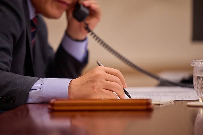 이재명 대통령이 12일 서울 용산 대통령실 청사 집무실에서 앤서니 앨버니지 호주 총리와 전화 통화를 하며 메모하고 있다. 2025.6.12 [대통령실 제공]