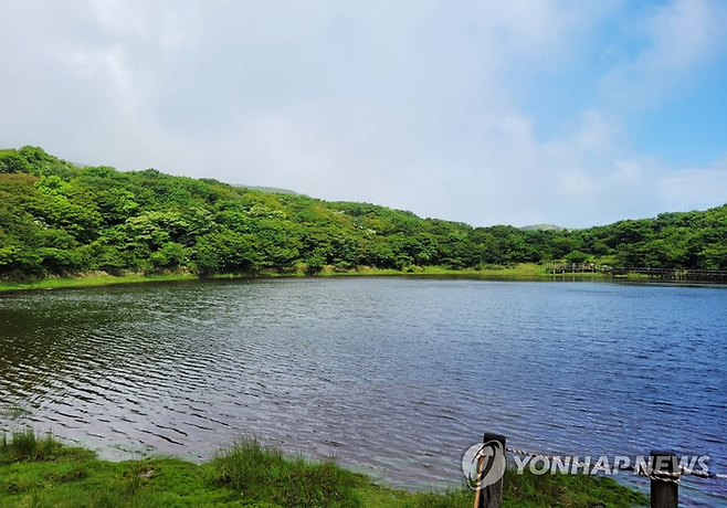 물 가득 찬 한라산 성판악 탐방로의 사라오름 분화구. [사진 = 연합뉴스]