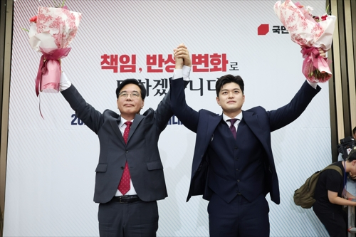 국민의힘 신임 원내대표로 당선된 송언석 의원이 16일 원내대표 선출 의원총회가 열린 국회 회의장에서 김용태 비상대책위원장과 기념촬영을 하고 있다. [사진 출처 = 연합뉴스]