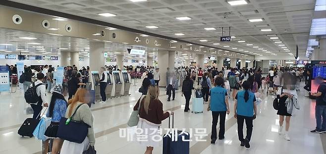 지난 12일 제주국제공항을 찾은 여객들의 발길이 분주하다. 지홍구기자
