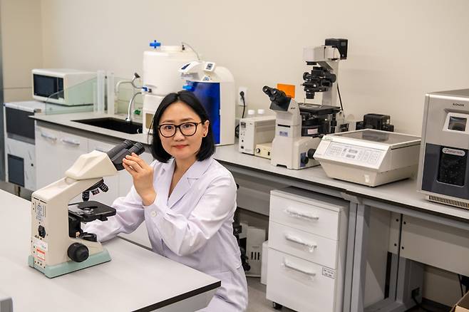 친바트 앙흐졸 씨가 대구보건대 임상병리학과 실습실에서 수업을 하고 있다.(사진제공-대구보건대)