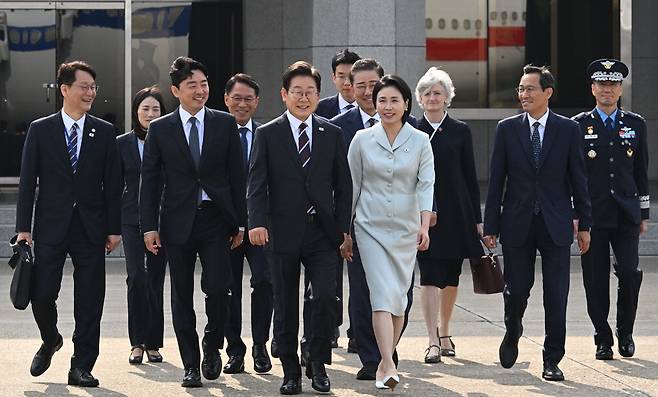 1박3일 다자외교 일정 돌입 이재명 대통령과 김혜경 여사가 16일 오후 캐나다에서 열리는 주요 7개국(G7) 정상회의에 참석하기 위해 서울공항을 나서고 있다. 뒷줄 왼쪽부터 권혁기 대통령실 의전비서관, 김진아 외교부 제2차관, 강훈식 대통령비서실장, 황인권 대통령경호처장, 김병기 더불어민주당 원내대표, 타마라 모휘니 주한캐나다 대사, 우상호 대통령실 정무수석, 이현희 공군 제15특수임무비행단장.  김호영 기자