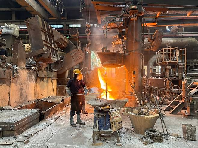 지난 4일 경남 창원 진해마천일반산업단지 내 한 주물공장에서 외국인근로자가 쇳물에서 불순물을 제거하는 작업을 하고 있다. [창원 = 이윤식 기자]