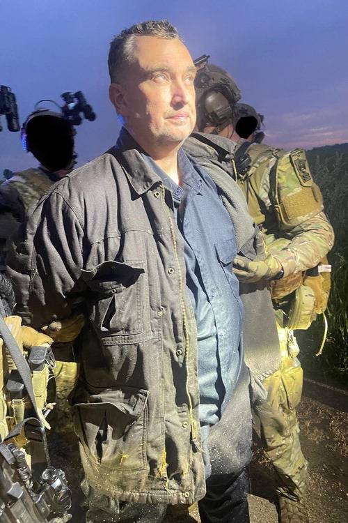 미국 미네소타주 하원의원 부부를 살해한 용의자 밴스 볼터가 현지 경찰에 체포되고 있다. AFP연합뉴스