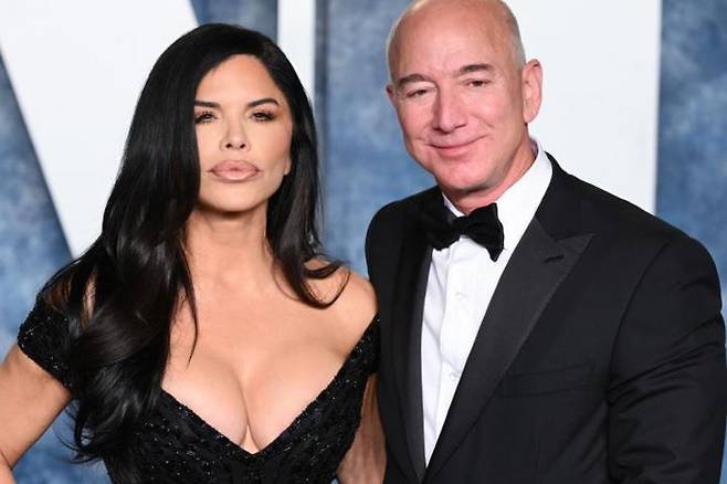 제프 베이조스(오른쪽)와 로런 산체스가 지난 2023년 3월 12일 미국 캘리포니아 비벌리힐스에서 열린 제95회 오스카 파티에 참석한 모습. [사진 = 데일리메일]