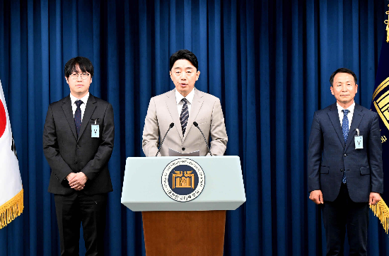 강훈식 대통령 비서실장이 15일 용산 대통령실 브리핑룸에서 하정우(왼쪽) AI미래기획수석과 김현종(오른쪽) 국가안보실 1차장 등 인선을 발표하고 있다. (매경 DB)