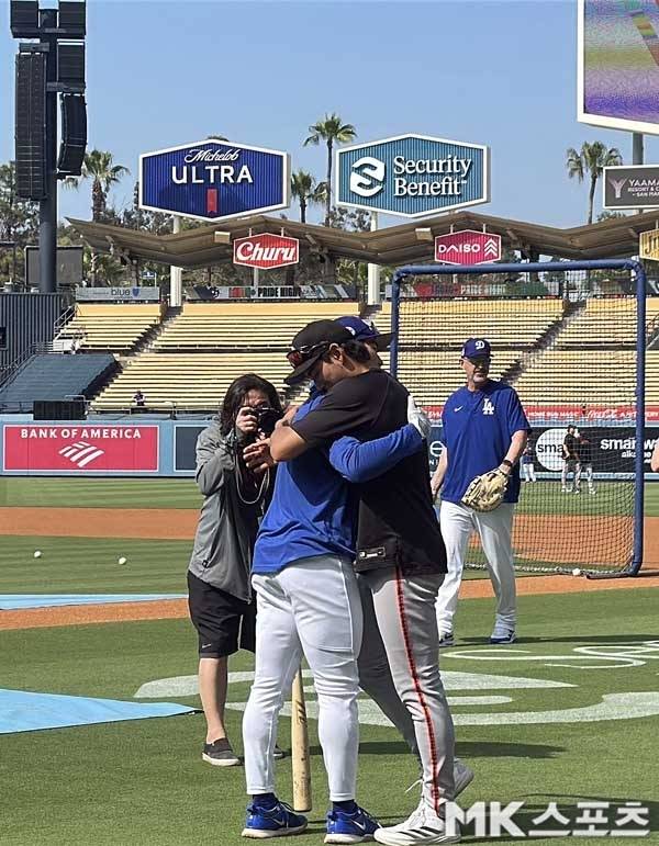 지난 14일(한국시간) 경기전 훈련 시간에 만난 김혜성과 이정후가 포옹을 나누고 있다. 사진(美 로스앤젤레스)= 김재호 특파원