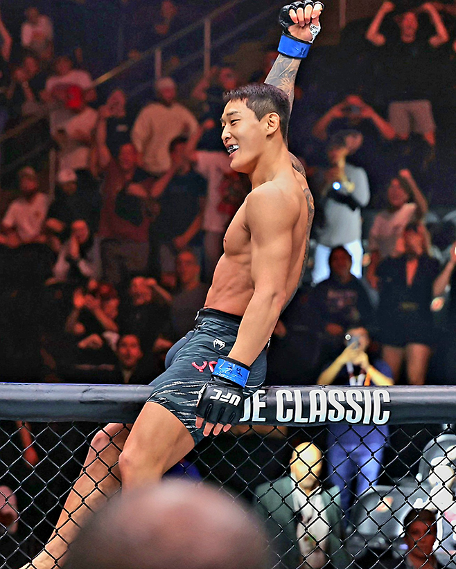 대한민국 UFC 23호 파이터로 데뷔한 유주상이 2025년 6월 미국 뉴저지주 뉴어크 프루덴셜 센터에서 승리를 기뻐하고 있다. 사진=TKO