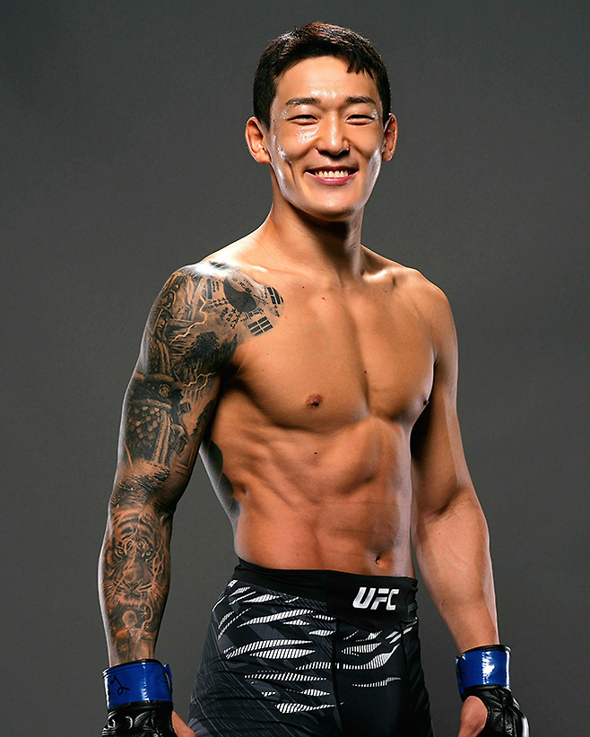 대한민국 UFC 23호 파이터로 데뷔한 유주상이 2025년 6월 미국 뉴저지주 뉴어크 프루덴셜 센터에서 승리 기념 촬영을 하고 있다. 태극기를 모티브로 한 문신이 눈에 띈다. 사진=TKO