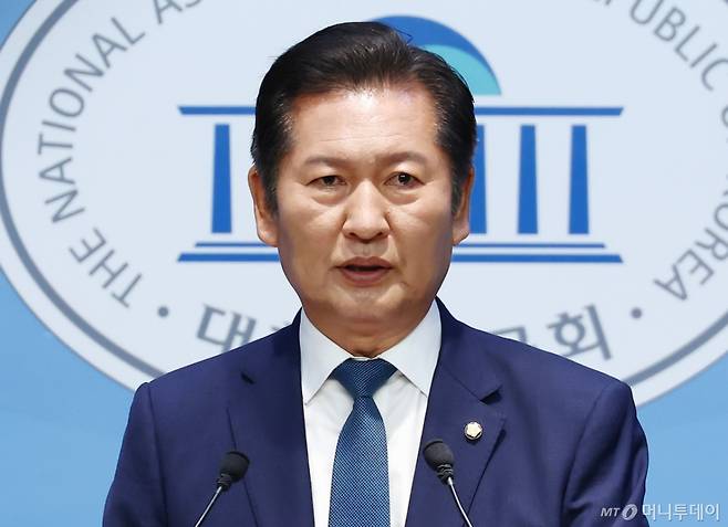 (서울=뉴스1) 김민지 기자 = 정청래 더불어민주당 의원이 15일 오후 서울 여의도 국회 소통관에서 당대표 출마 선언 기자회견을 하고 있다. 2025.6.15/뉴스1 Copyright (C) 뉴스1. All rights reserved. 무단 전재 및 재배포, AI학습 이용 금지. /사진=(서울=뉴스1) 김민지 기자