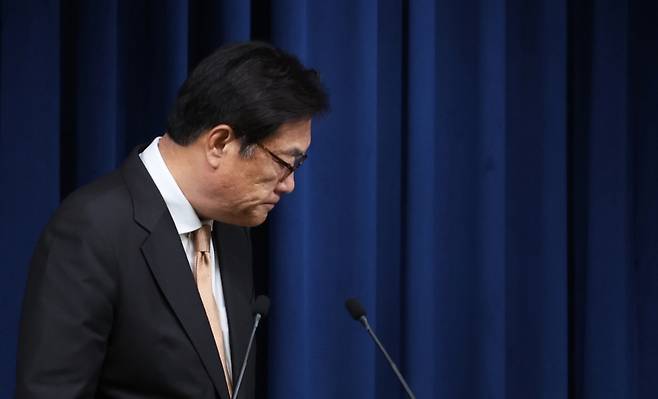 정진석 전 대통령 비서실장이 지난해 12월5일 서울 용산 대통령실에서 윤석열 대통령의 김용현 국방부 장관 사의 수용과 최병혁 주사우디아라비라대사를 국방부 장관에 지명하는 인사 브리핑을 마친 뒤 브리핑실을 나서고 있다. /사진=뉴시스.