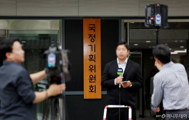 [서울=뉴시스] 김진아 기자 = 이재명 정부 5년의 국정 운영 청사진을 제시할 국정기획위원회(위원장 이한주)가 16일 현판식을 시작으로 첫발을 뗐다. 국정기획위는 이재명 대통령 공약 등을 구체화할 예정인 가운데 정부 조직 개편과 관련해 별도의 테스크포스(TF)를 구성할 예정이다.  사진은 국정기획위원회가 출범한 16일 서울 종로구 정부서울청사 창성동 별관. 2025.06.16. bluesoda@newsis.com /사진=김진아