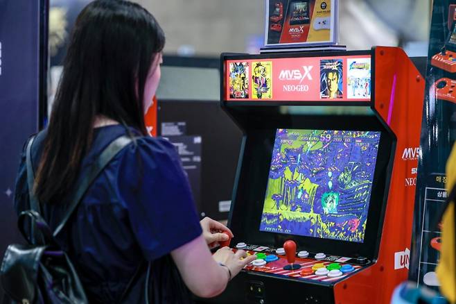 지난 5월 22일 경기 고양시 킨텍스에서 열린 2025 플레이엑스포 '게임, 그 이상'을 찾은 참관객들이 게임을 체험하고 있다. /사진 = 뉴시스