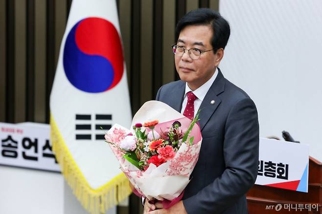 (서울=뉴스1) 안은나 기자 = 국민의힘 신임 원내대표로 선출된 송언석 의원이 16일 오후 서울 여의도 국회에서 열린 의원총회에서 꽃다발을 들고 있다. 2025.6.16/뉴스1  Copyright (C) 뉴스1. All rights reserved. 무단 전재 및 재배포,  AI학습 이용 금지. /사진=(서울=뉴스1) 안은나 기자