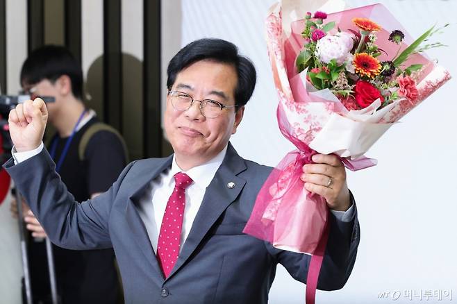 (서울=뉴스1) 안은나 기자 = 국민의힘 신임 원내대표로 선출된 송언석 의원이 16일 오후 서울 여의도 국회에서 열린 의원총회에서 꽃다발을 들어보이고 있다. 2025.6.16/뉴스1  Copyright (C) 뉴스1. All rights reserved. 무단 전재 및 재배포,  AI학습 이용 금지. /사진=(서울=뉴스1) 안은나 기자