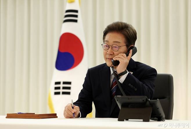 [서울=뉴시스] 고범준 기자 = 이재명 대통령이 6일 서울 한남동 관저에서 도널드 트럼프 미국 대통령과 전화 통화를 하기 위해 수화기를 들고 있다. 2025.06.06. bjko@newsis.com /사진=고범준