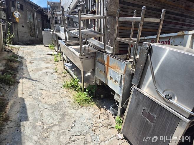 지난 12일 오전 서울 중구 황학동 주방거리 일대. 매장 앞, 길거리, 창고에 중고 주방기기가 가득하다./사진=유예림 기자