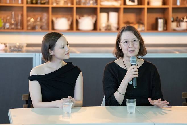 제22회 서울국제환경영화제 개막작으로 선보인 '캔 아이 겟 어 위트니스?'의 감독 앤 마리 플레밍(오른쪽)과 주인공 키라 장. /사진제공=환경재단