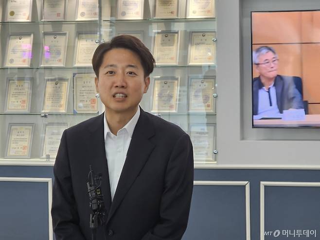 (경기광주=뉴스1) 김평석 기자 = 이준석 의원이 16일 용인시청 1층 로비에서 브리핑을 갖고 용인시청을 방문한 이유와 정치현안 등에 대해 발언을 하고 있다. 2025.6.16/뉴스1  Copyright (C) 뉴스1. All rights reserved. 무단 전재 및 재배포,  AI학습 이용 금지. /사진=(경기광주=뉴스1) 김평석 기자