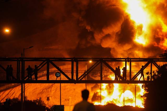 15일(현지시간) 이란 테헤란의 정유시설이 불타고 있다. UPI 뉴시스
