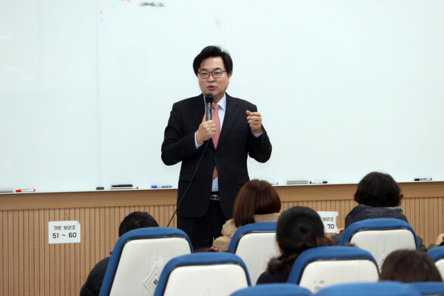 박일하 서울 동작구청장이 지난 1월 동작구 숭실대에서 열린 ‘겨울방학 동작형 리스닝 영어캠프’에 참석해 인사말을 하고 있다. 동작구청 제공