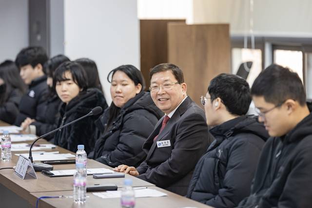 김경호(오른쪽 세 번째) 서울 광진구청장이 청년 아르바이트 간담회에 참석해 청년들과 대화하고 있다. 광진구청 제공