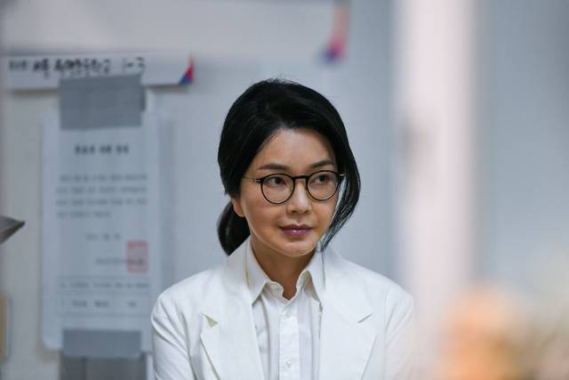 윤석열 전 대통령의 부인인 김건희 여사가 제21대 대통령선거일인 지난 3일 오전 서울 서초구 원명초등학교에 마련된 서초4동 제3투표소로 투표를 위해 입장하고 있다.  뉴시스