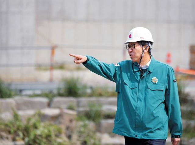 박형준 부산시장이 지난 5월 ‘온천5호교’ 교량 재가설 공사 현장을 시찰하며 재난 대비 상황을 살피고 있다.  부산시청 제공
