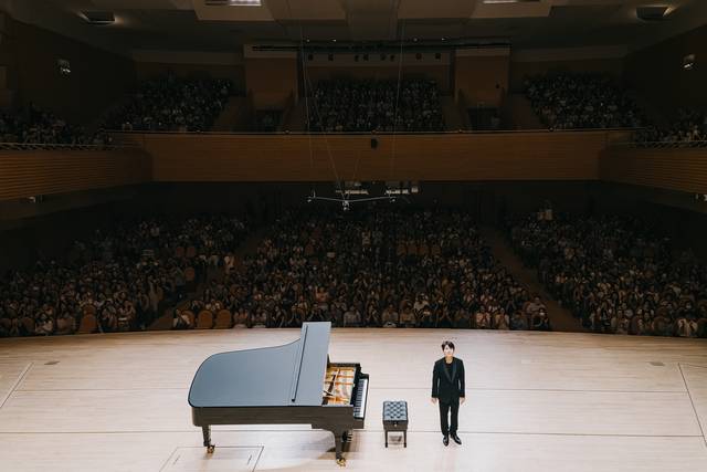 무대 뒤쪽을 향해 인사하는 조성진의 모습. 성남문화재단