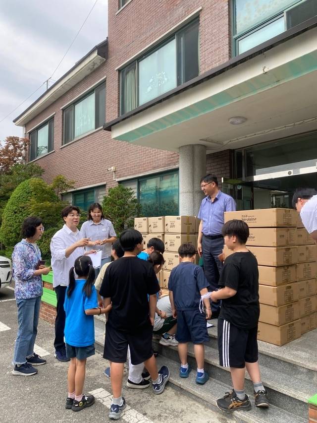 애신원을 방문한 방송인 박수홍