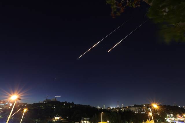 15일 이스라엘 예루살렘의 상공에서 이란에서 쏘아올린 것으로 추정되는 미사일들이 지상으로 떨어지고 있다. EPA 연합뉴스