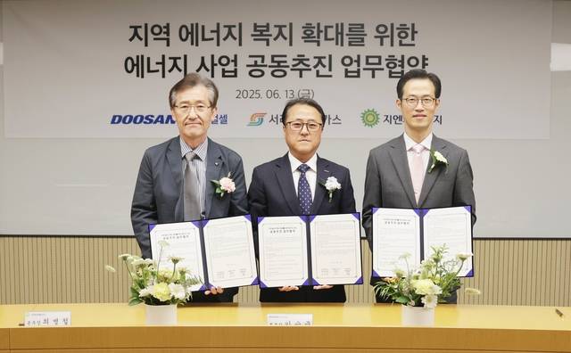 이승준(가운데) 두산퓨얼셀 본부장이 김준석(오른쪽) 서라벌도시가스 대표, 최병철 지엔씨에너지 본부장과 기념촬영을 하고 있다. 두산퓨어셀 제공