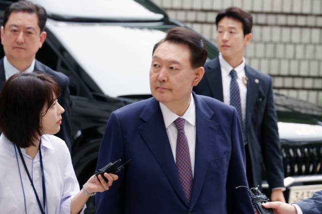 윤석열 전 대통령이 16일 오전 서울 서초구 서울중앙지방법원에서 열린 내란 우두머리 혐의·직권남용 권리행사 방해 혐의 사건 7차 공판에 출석하며 지지자들을 바라보고 있다. 뉴시스