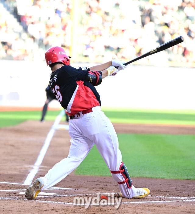 2025년 6월 4일 오후 서울 잠실구장에서 진행된 '2025 신한 SOL뱅크 KBO 리그' KIA 타이거즈와 두산 베어스의 경기. KIA 오선우가 2회초 무사 2루서 안타를 치고 있다./마이데일리