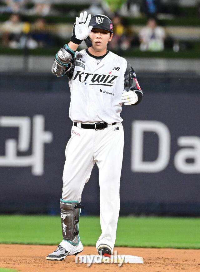 2025년 6월 11일 오후 경기도 수원시 KT위즈파크에서 '2025 신한 SOL뱅크 KBO 리그' 롯데 자이언츠와 KT위즈의 경기가 열렸다. KT 이정훈이 9회말 1사 후 대타로 나와 2루타를 친 뒤 기뻐하고 있다./마이데일리