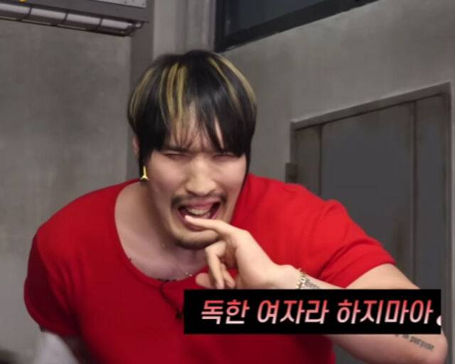 최홍만이 유튜브에서 노래와 춤을 보여줬다. / 유튜브 '노빠꾸 탁재훈' 캡처