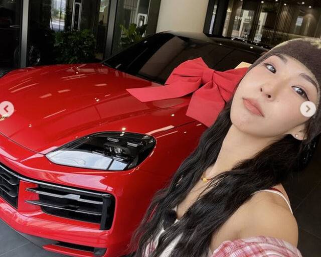 미나명이 자동차 모델 같이 포즈를 취해 눈길을 끌었다. / 미나명 소셜미디어