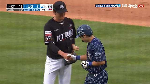 악수를 나누는 고영표(좌)와 김지찬(우)./티빙 중계 캡쳐