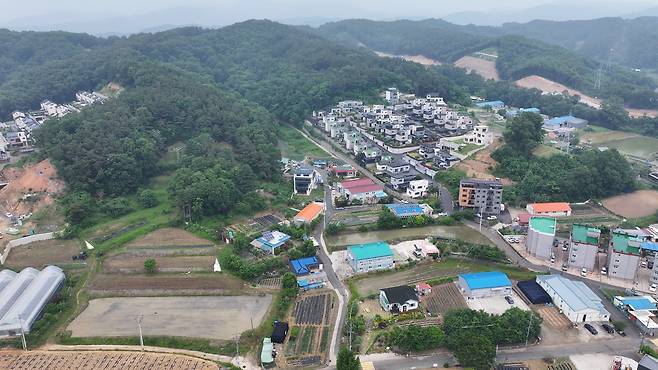 드론으로 촬영한 마평동 대규모 전원주택 단지의 모습. [이건욱 PD]
